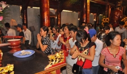 Sĩ tử đổ về Văn Miếu cầu may trước ngày thi THPT Quốc gia